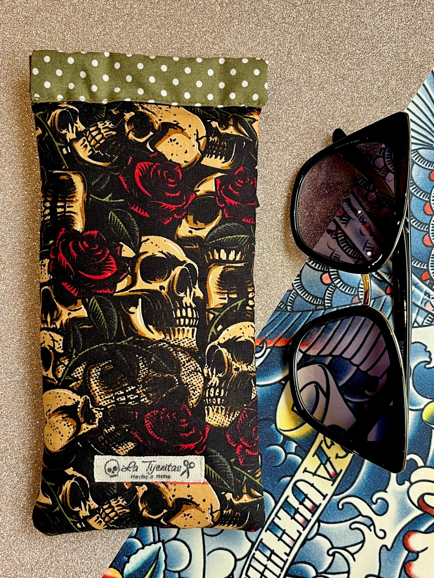 Funda gafas calaveras y rosas