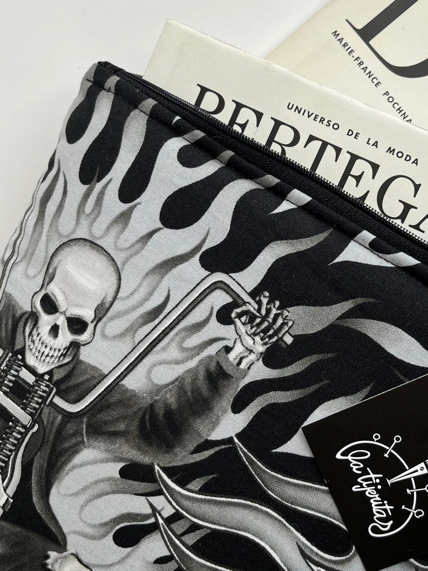 Funda libro calavera motera