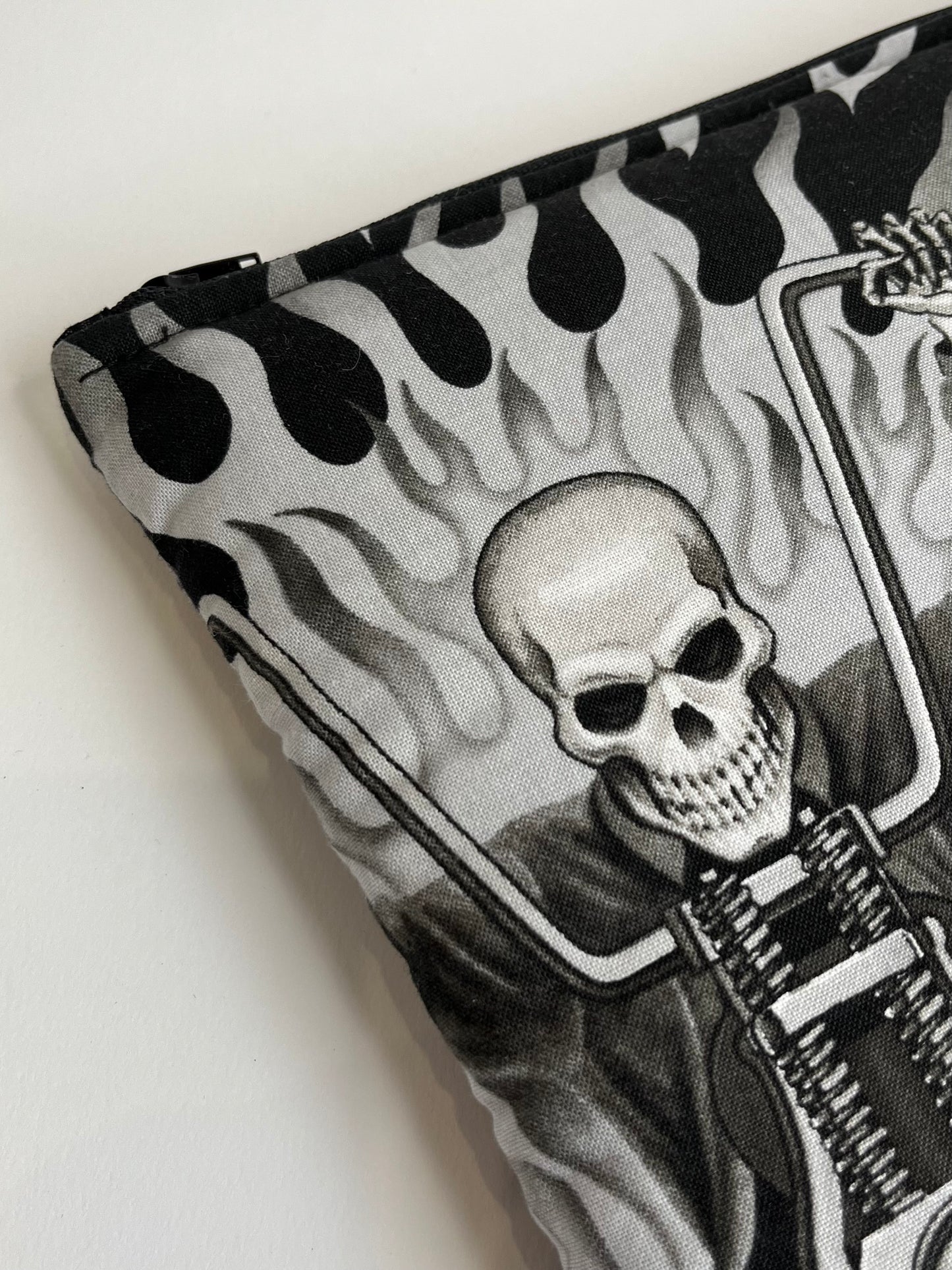 Funda libro calavera motera