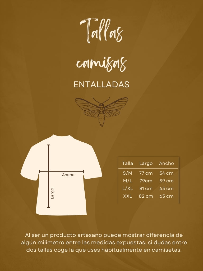 Guía de tallas de camisas entalladas con medidas de largo y ancho. Incluye tallas S/M, M/L, L/XL y XXL, sobre fondo marrón con ilustración de una polilla.