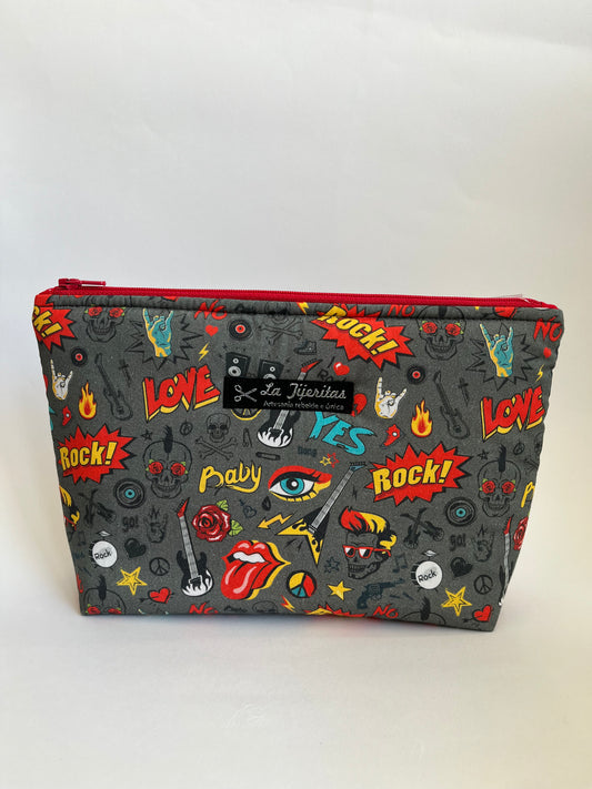 Neceser mediano con fondo amplio. Estampado gris con motivos rojos y amarillos de guitarras, calaveras, manos en cuerno...muy rockero