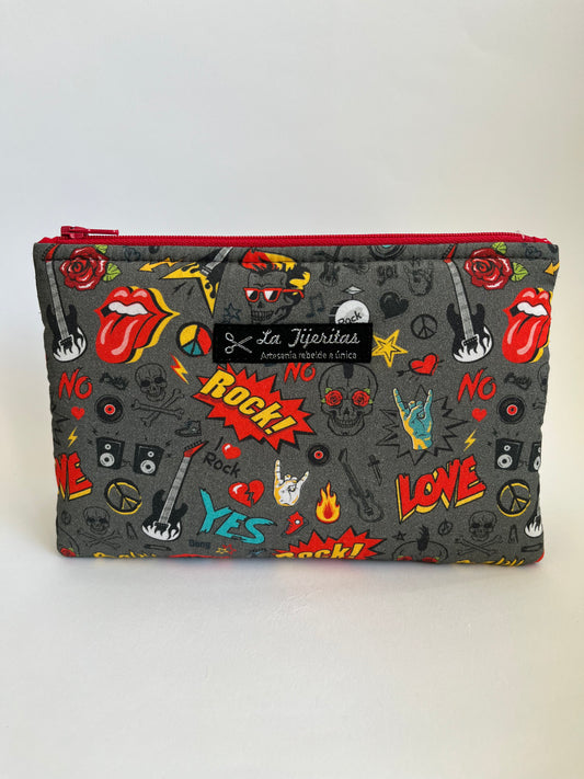 Neceser pequeño tamaño medio folio. Estampado fondo gris con motivos en rojo  y amarillo de guitarras, calaveras, lengua de los Rolling, manos en cuerno...muy rockero.