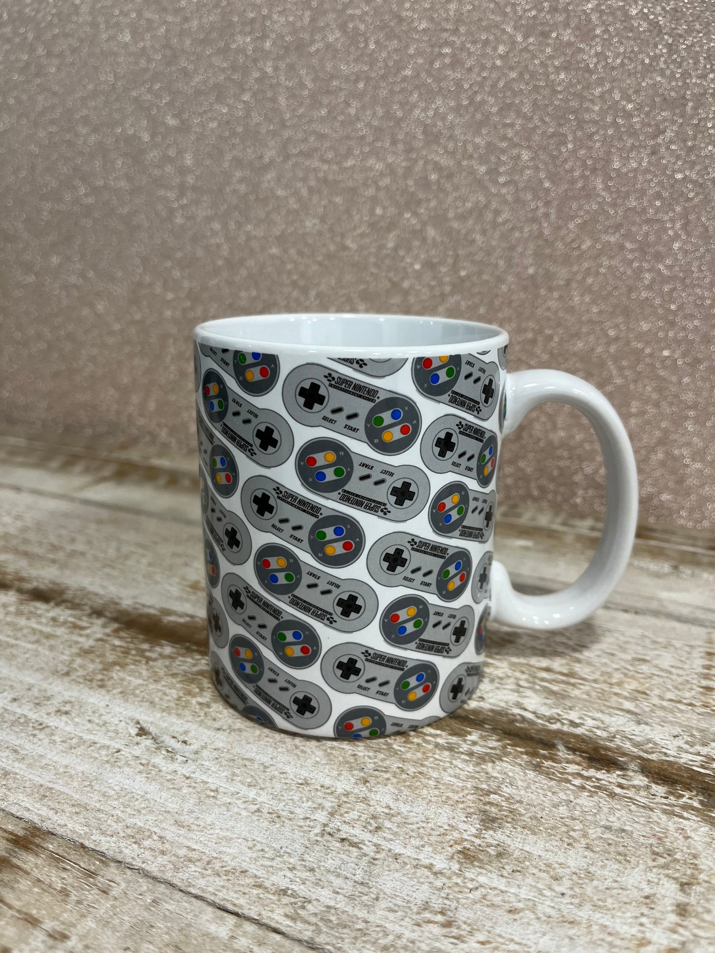 taza de los mandos de la Super Nintendo sobre una mesa de madera