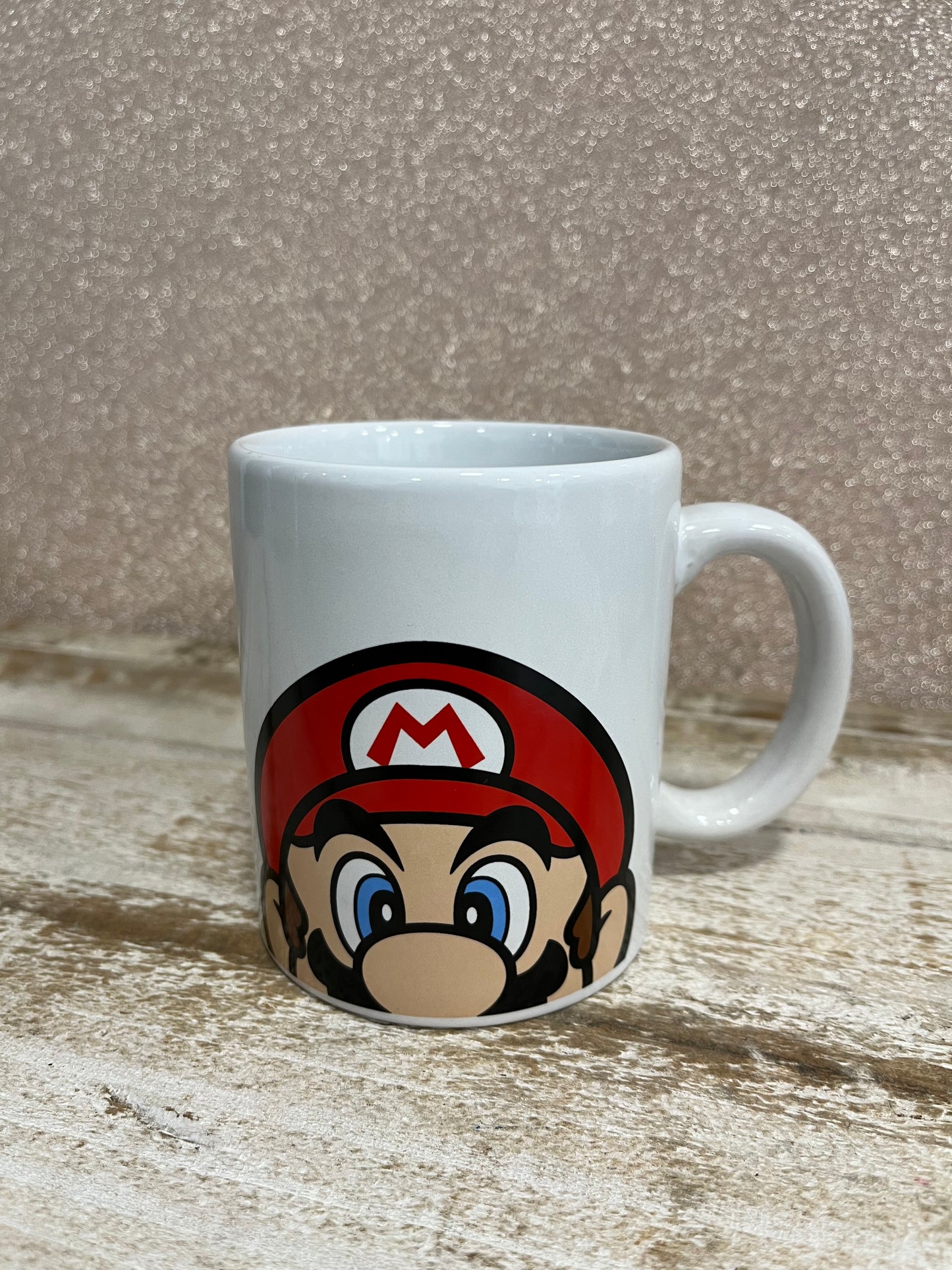 Taza de Super Mario sobre una mesa de madera